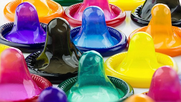 farebné kondómy